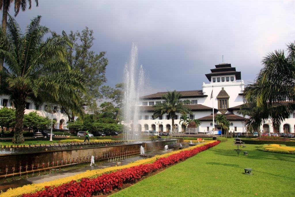 Oyo 91561 Gandhi Hotel Bandung Exterior photo